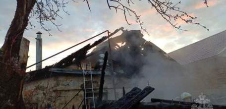 В ЕЛЬЦЕ ПОЖАРНЫЕ ТУШИЛИ ДОМ И НАДВОРНУЮ ПОСТРОЙКУ