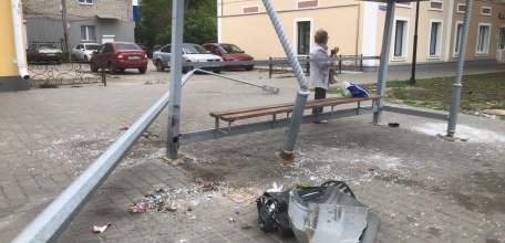 В Ельце остановка общественного транспорта разлетелась вдребезги! фонарный столб срезало, как спичку!