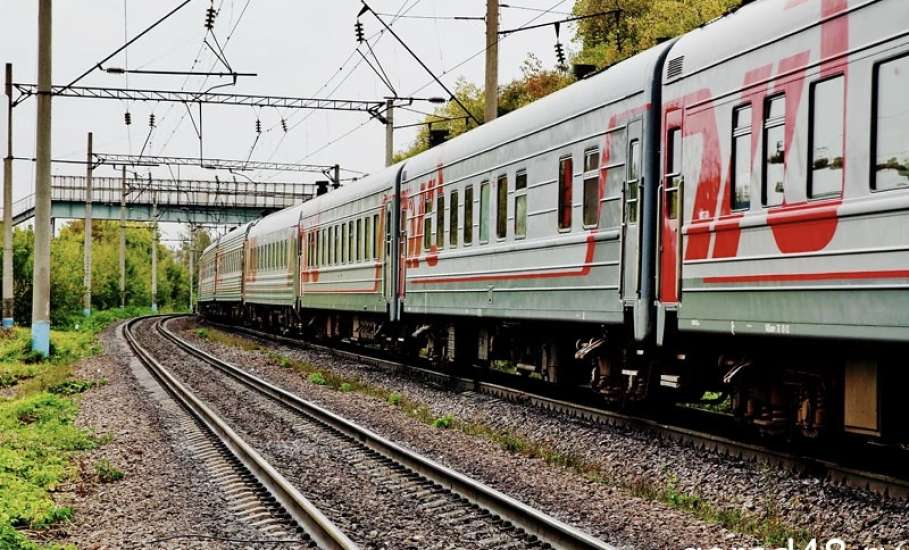 Пассажир опоздал на поезд во время остановки и угнал машину в Ельце