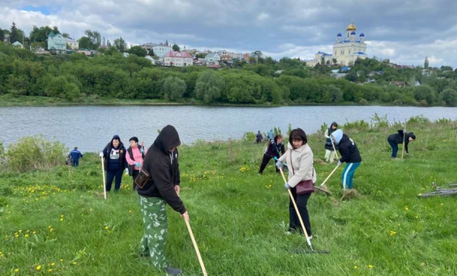 Сегодня в Ельце на берегу реки Быстрая Сосна состоялся Всероссийский субботник