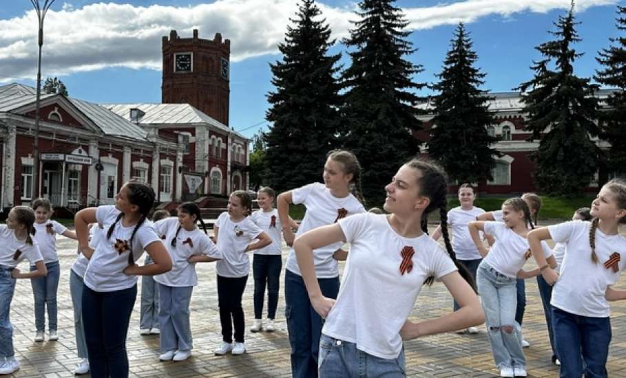 В Ельце прошёл танцевальный флешмоб ко Дню Победы