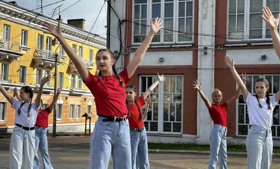 В Ельце прошёл танцевальный флешмоб ко Дню Победы