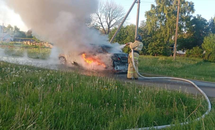 В Тербунском районе пожарные потушили горящий автомобиль