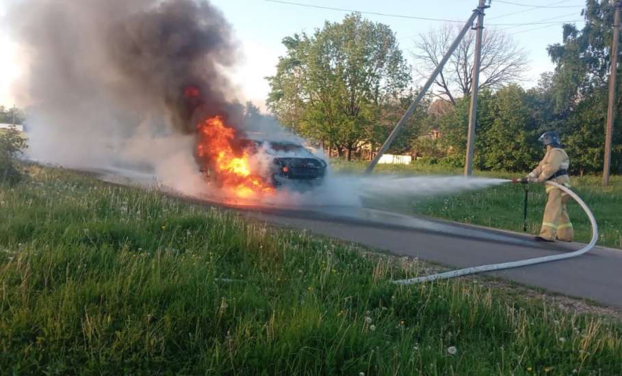 В Тербунском районе пожарные потушили горящий автомобиль