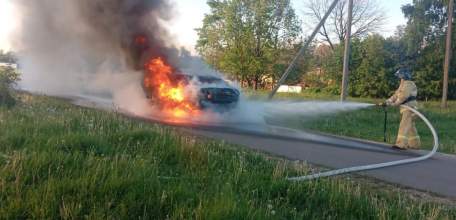 В Тербунском районе пожарные потушили горящий автомобиль