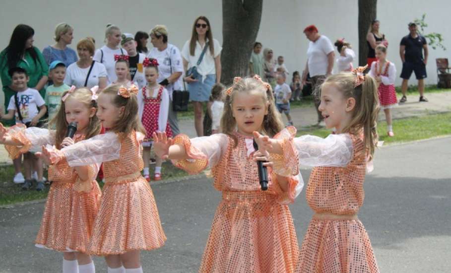 1 июня в Детском парке состоялась праздничная концертная программа "Этот мир мы дарим детям"