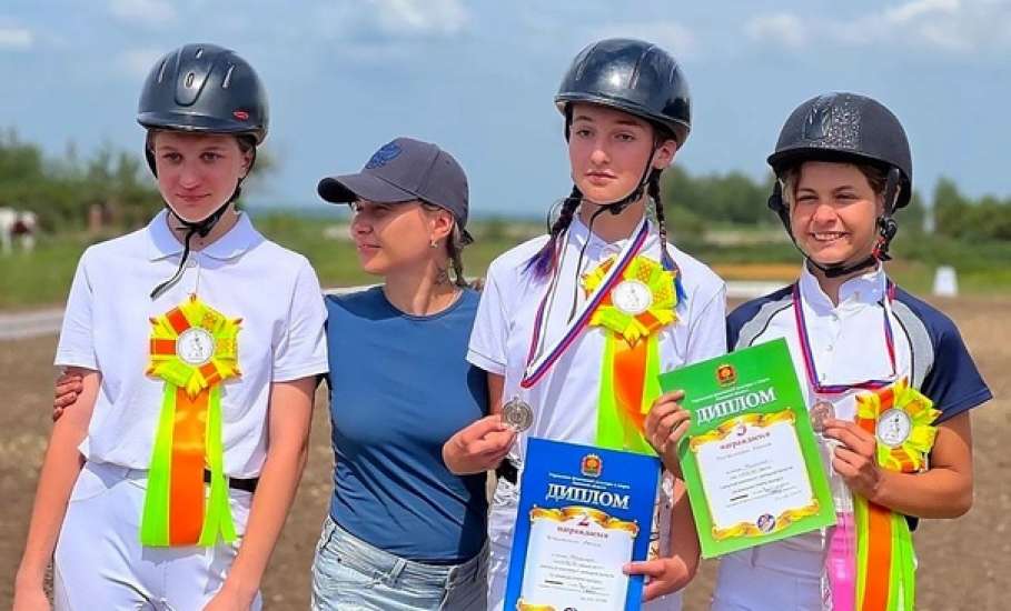 В Липецкой области прошёл чемпионат и первенство по конному спорту. Участники из Елецкого района ускакали с призами