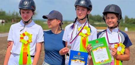 В Липецкой области прошёл чемпионат и первенство по конному спорту. Участники из Елецкого района ускакали с призами