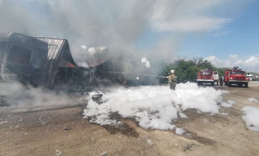 В Липецкой области на трассе  пожарные потушили горящую фуру