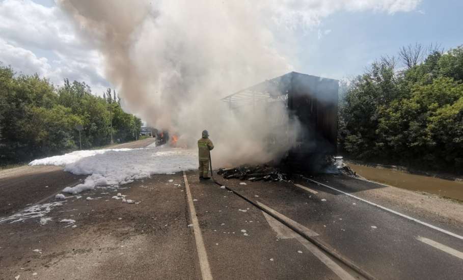 В Липецкой области на трассе  пожарные потушили горящую фуру