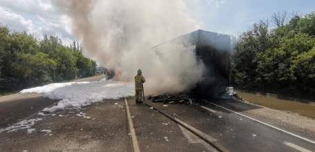 В Липецкой области на трассе  пожарные потушили горящую фуру