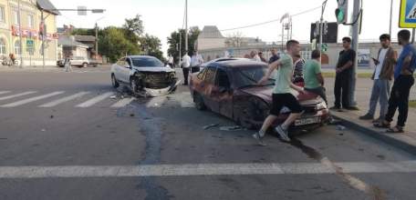 «ВАЗ» и иномарка столкнулись в Ельце прямо на пешеходном переходе