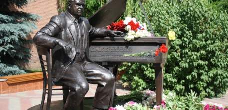 10 июня 1913 года в Ельце родился Тихон Николаевич Хренников