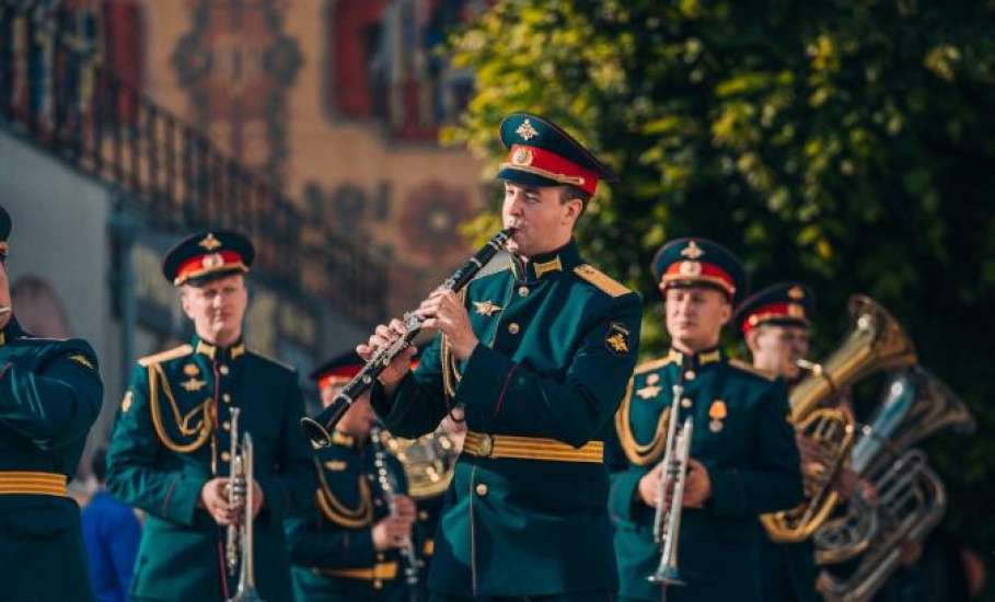 ЧЕТЫРЕ ДУХОВЫХ ОРКЕСТРА СЫГРАЮТ НА ГЛАВНОЙ ПЛОЩАДИ ЕЛЬЦА В ДЕНЬ РОССИИ