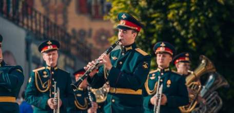 ЧЕТЫРЕ ДУХОВЫХ ОРКЕСТРА СЫГРАЮТ НА ГЛАВНОЙ ПЛОЩАДИ ЕЛЬЦА В ДЕНЬ РОССИИ