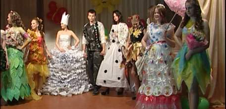 &laquo;Экомода в любое время года&raquo;: ученики лицея № 5 продемонстрировали необычный способ использования школьных тетрадей и полиэтилена