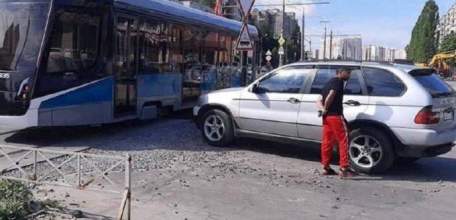 АВТОМОБИЛЬ «БМВ» ВЪЕХАЛ В НОВЫЙ ЛИПЕЦКИЙ ТРАМВАЙ