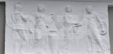 Уникальная реставрация барельефа на фасаде колледжа искусств в Ельце. Был классицизм, стал примитивизм