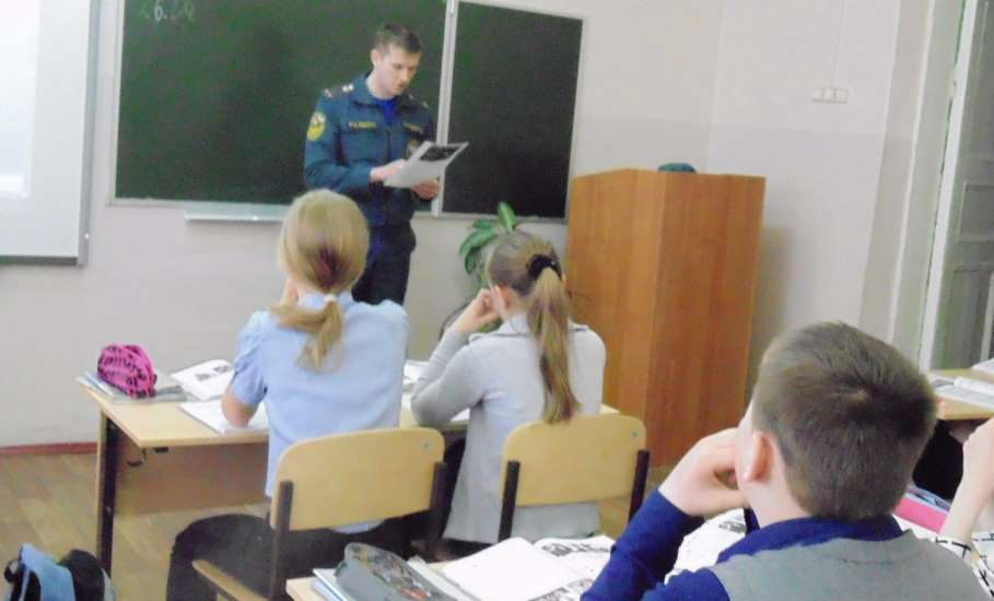 В школе №15 г. Ельца прошла встреча с сотрудниками пожарной охраны, которые рассказали о гражданском подвиге, совершенном на Чернобыльской АЭС