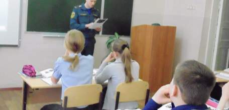 В школе №15 г. Ельца прошла встреча с сотрудниками пожарной охраны, которые рассказали о гражданском подвиге, совершенном на Чернобыльской АЭС