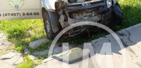 Легковушка перевернулась в Ельце на пересечении улиц Костенко и Октябрьской!