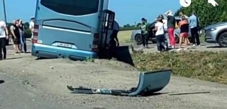 КАМАЗ И АВТОБУС СТОЛКНУЛИСЬ НА ВЪЕЗДЕ В ЕЛЕЦ