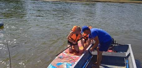 В Ельце спасатели помогли двум девочкам-подросткам, которых на сап-борде унесло течением