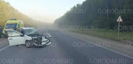 В пригороде Ельца «Лада» отправила грузовик «Мерседес» в кювет