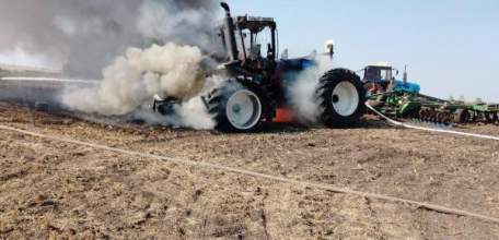 В СЕЛЕ ЛЕСНЫЕ ЛОКОТЦЫ Становлянского района ЛИПЕЦКОЙ ОБЛАСТИ СГОРЕЛ ТРАКТОР