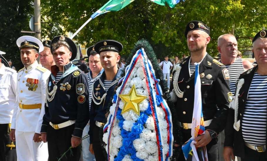 Сегодня, 28 июля, в Ельце прошло торжественное мероприятие, посвященное Дню Военно-Морского Флота