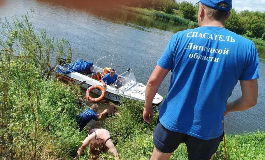 В Задонске сотрудники Управления спасли унесенных течением двух пенсионерок