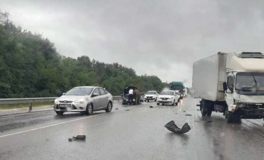 Мужчину увезли в больницу после тройного ДТП в Елецком районе Липецкой области