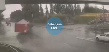 Два грузовика сегодня столкнулись в Ельце на 381-м километре трассы М-4 «Дон», в районе пересечения с улицей Костенко