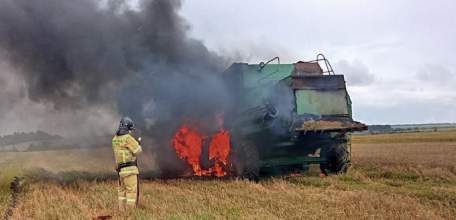 В ЛИПЕЦКОЙ ОБЛАСТИ СГОРЕЛ КОМБАЙН