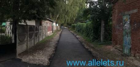 В Ельце сделали узкий асфальтовый тротуар!  Про его отсутствие мы писали годами! А шо случилось, Евгений?