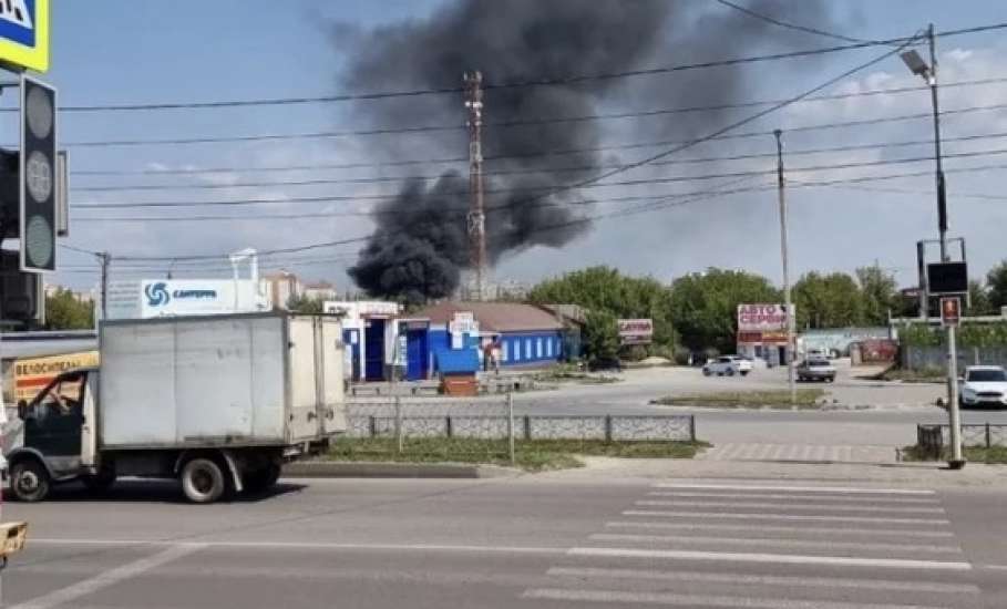 В Ельце в районе рынка вспыхнул пожар