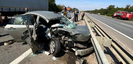 В Становлянском районе в столкновении иномарки и автогрейдера пострадали два человека