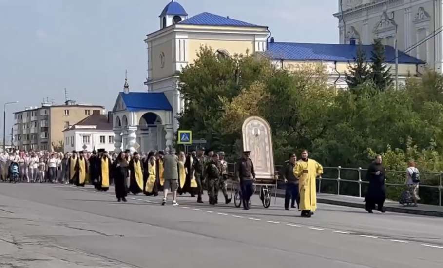 Из елецкого Вознесенского собора выдвинулось шествие паломников в задонский Рождество-Богородицкий мужской монастырь