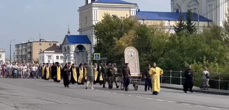 Из елецкого Вознесенского собора выдвинулось шествие паломников в задонский Рождество-Богородицкий мужской монастырь