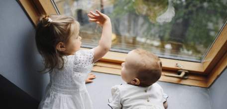 Двухлетний малыш выпал из окна в Ельце!