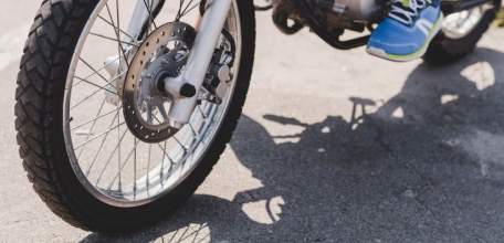 Скутерист попал в больницу после столкновения с «Фордом» в Ельце