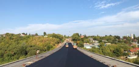 На Аргамаченском мосту в Ельце сегодня начаты работы по укладке асфальта предприятием «Елец Дорога»