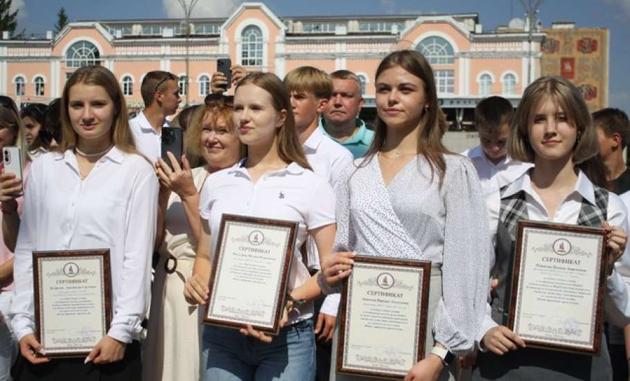 Сегодня на площади Ленина состоялось открытие обновленной доски почета "Юные дарования Ельца"