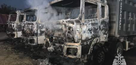 Три грузовика и легковушка горели в Ельце!