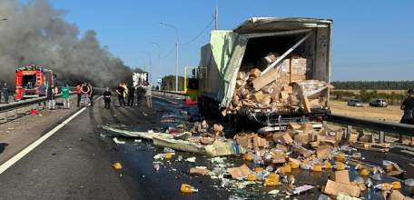 В Становлянском районе в столкновении грузовиков погиб один из водителей