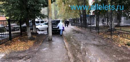 У лицея №5 в Ельце автомобили ставят на пешеходный тротуар! Дети вынуждены идти по проезжей части дороги! Ждём очередное ЧП?!