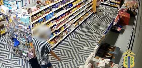 Ельчанин подозревается в краже 35 плиток шоколада из магазина
