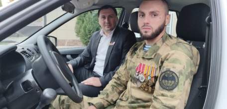 В Ельце вручили автомобиль с ручным управлением ветерану СВО