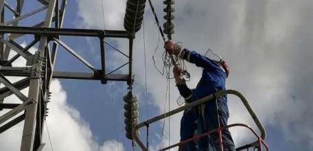 Из-за сильного ветра ельчане остались без света