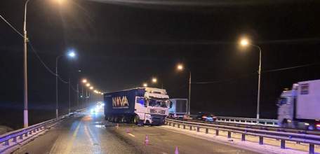 В Становлянском районе на трассе «Дон» грузовик врезался в отбойник